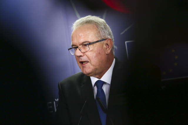NGOs: EU-Entwicklungskommissar Mimica darf sich nicht unterbuttern lassen 