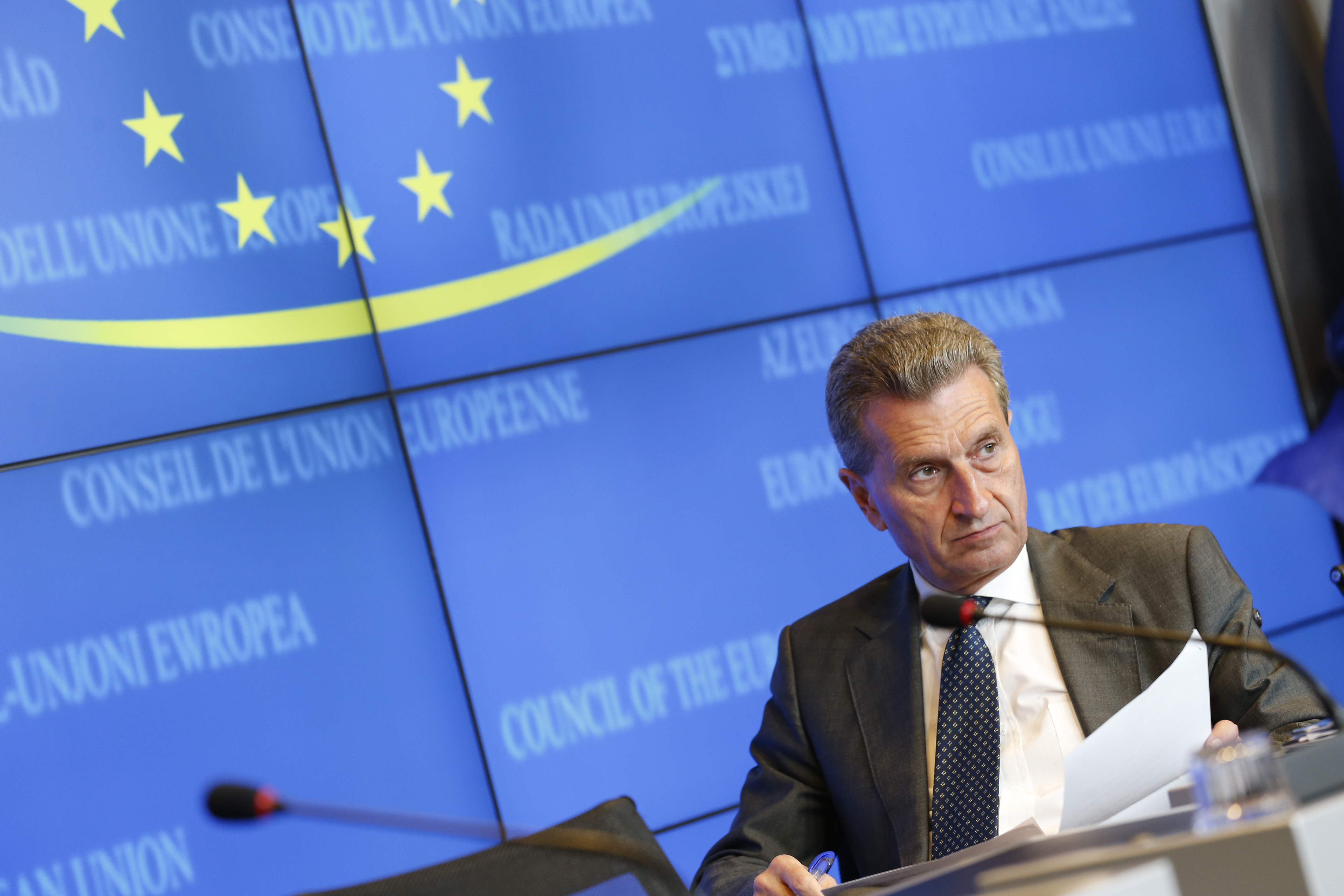 Oettinger: Übergangsdeal im Gas-Streit im Oktober möglich