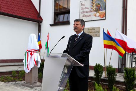 Ungarns Parlamentschef droht mit EU-Austritt