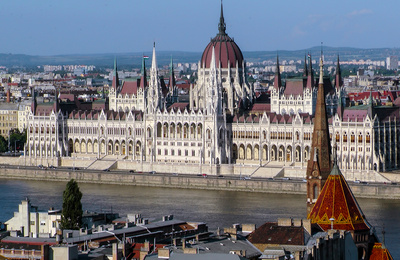 Die Aufnahme von acht mittel- und osteuropäischen Ländern (im Bild: das ungarische Parlament in Budapest) – in die EU 2004 sahen viele Unternehmen in Deutschland eher skeptisch. Foto: Guenter Hamich / pixelio.de