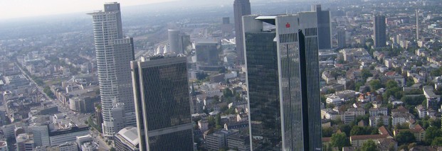 Blick auf Frankfurts Banken-Towers: Die Idee einer Trennung des Investmentbanking vom Retail-Banking mag verführerisch und populär sein, sie bleibt aber falsch, ist der Präsident des Bankenverbandes Andreas Schmitz überzeugt: © thraniwen / PIXELIO