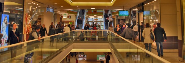 Wenn beim Einkaufsbummel mit Kreditkarte bezahlt wird, verdienen Banken und Kartenanbieter dank multilateraler Interbankenentgelte (MIFs) mit. Foto: TiM Caspary / pixelio.de