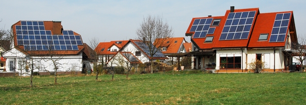 IW Köln: „Haushalte mit Solarzellen auf dem Dach erwirtschafteten in 2011 einen Überschuss von rund 1 Milliarde Euro. Davon ging über die Hälfte an die einkommensstärksten Haushalte.“ © H.D.Volz / PIXELIO