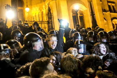 "Orbán hau ab" - Zehntausende protestieren in Ungarn