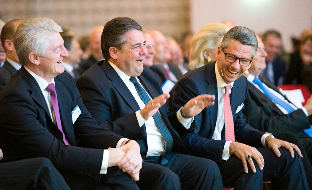 Gabriel gründet Industrie-Bündnis für das Internet der Dinge