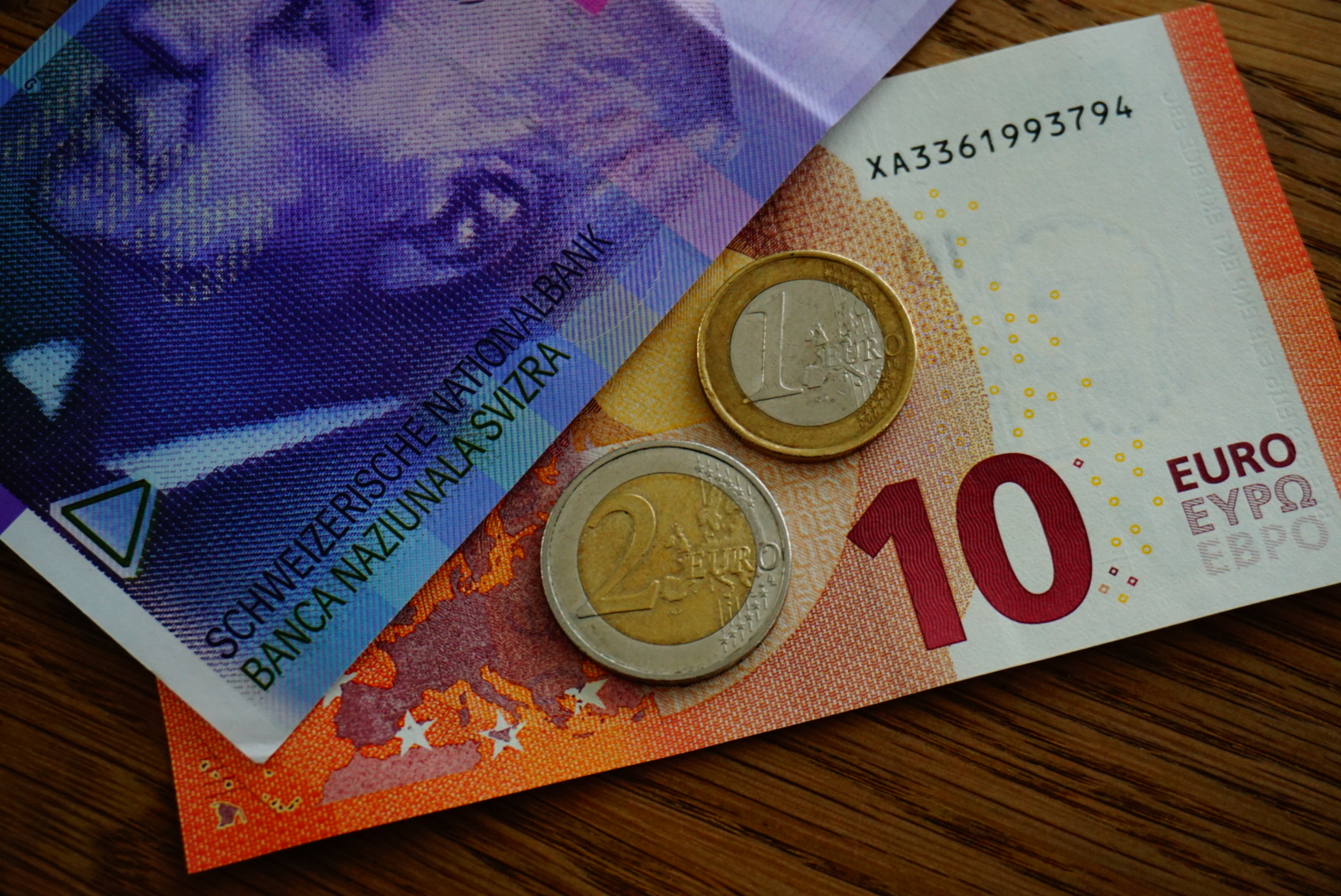 Schweizer Notenbank löst sich vom Euro