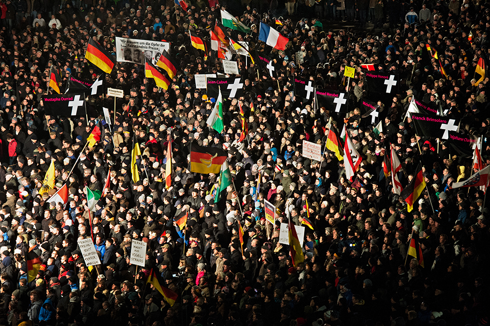 Paris-Attentat treibt noch mehr Pegida-Anhänger auf die Straße