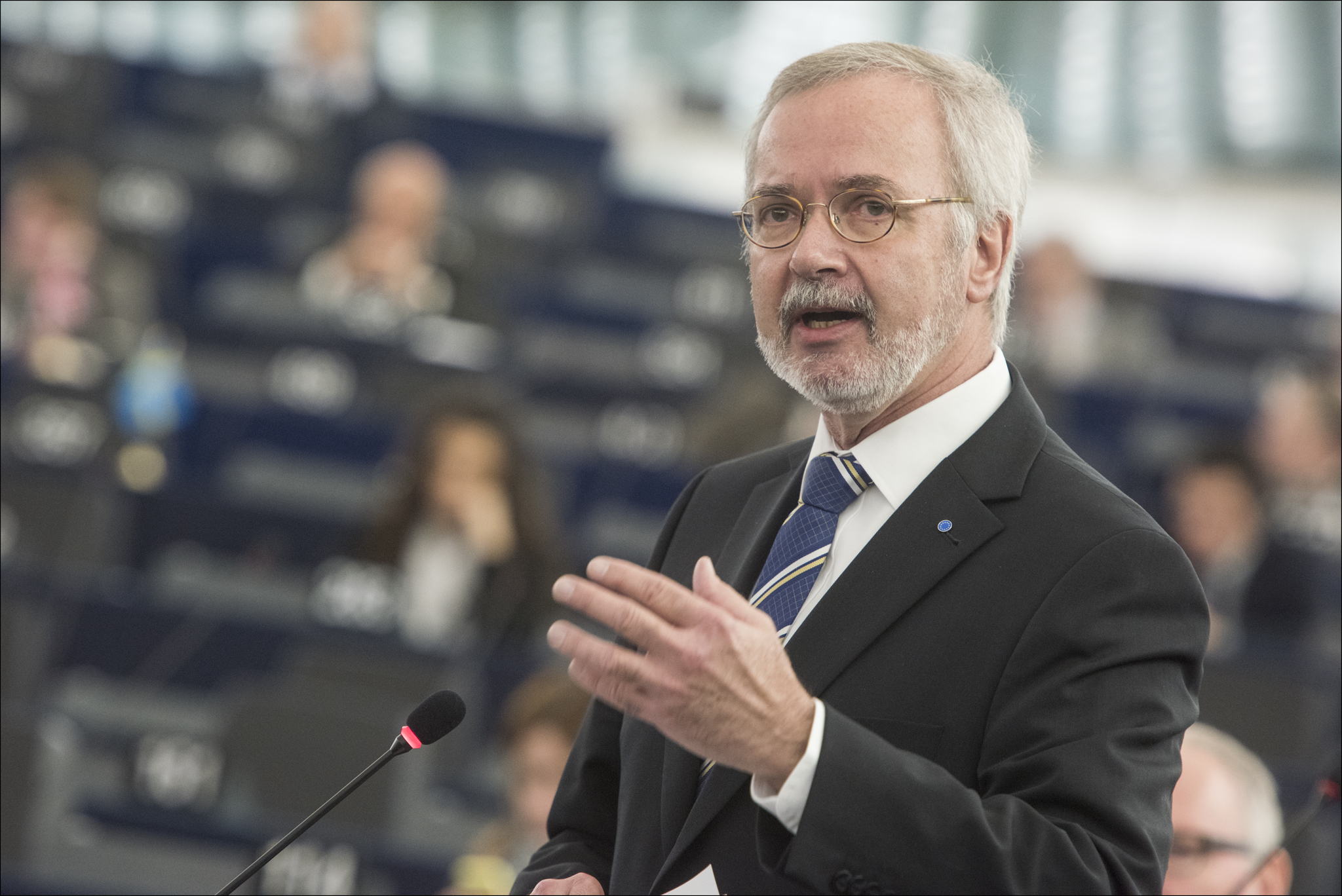 315-Milliarden-Investionspaket: EIB-Chef Hoyer kritisiert Machtspiele