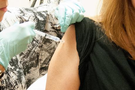 Impfung eines Studienteilnehmers mit dem experimentellen Ebola-Impfstoff von GSK. Foto: [NIAID/Flickr]