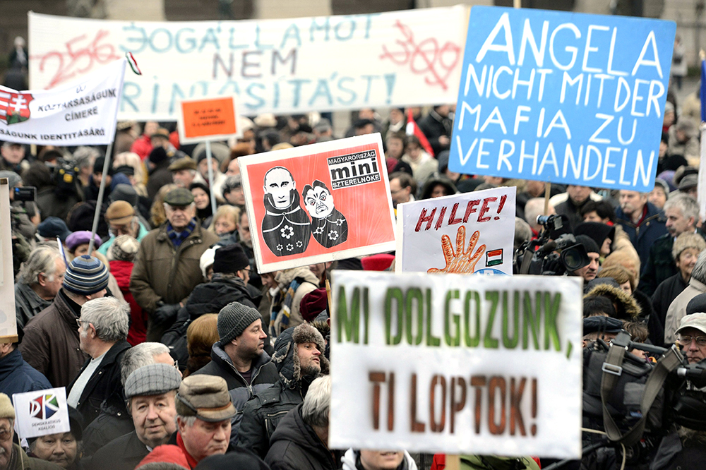 Merkel bei Orbán: Tausende Demonstranten fordern "neue ungarische Republik"