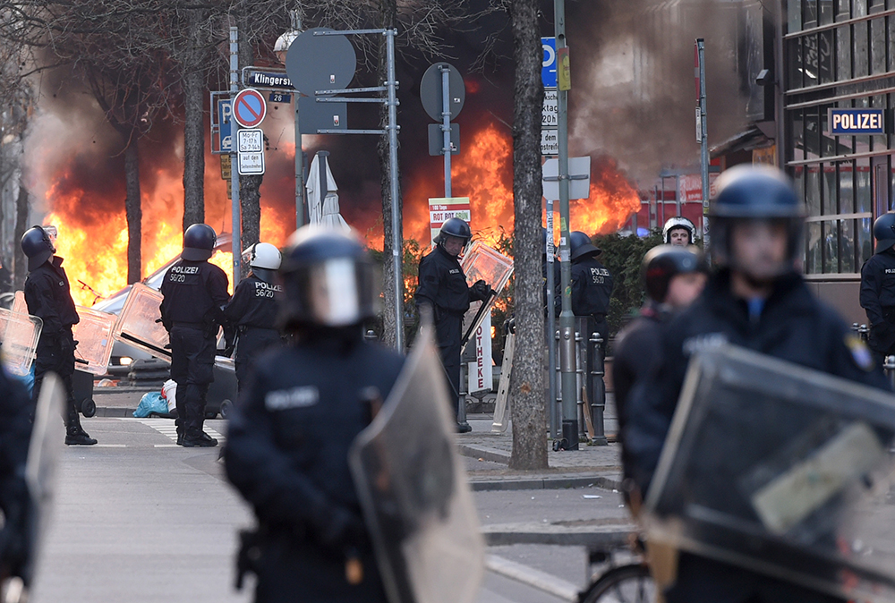 Blockupy-Proteste gegen EZB-Eröffnung eskalieren