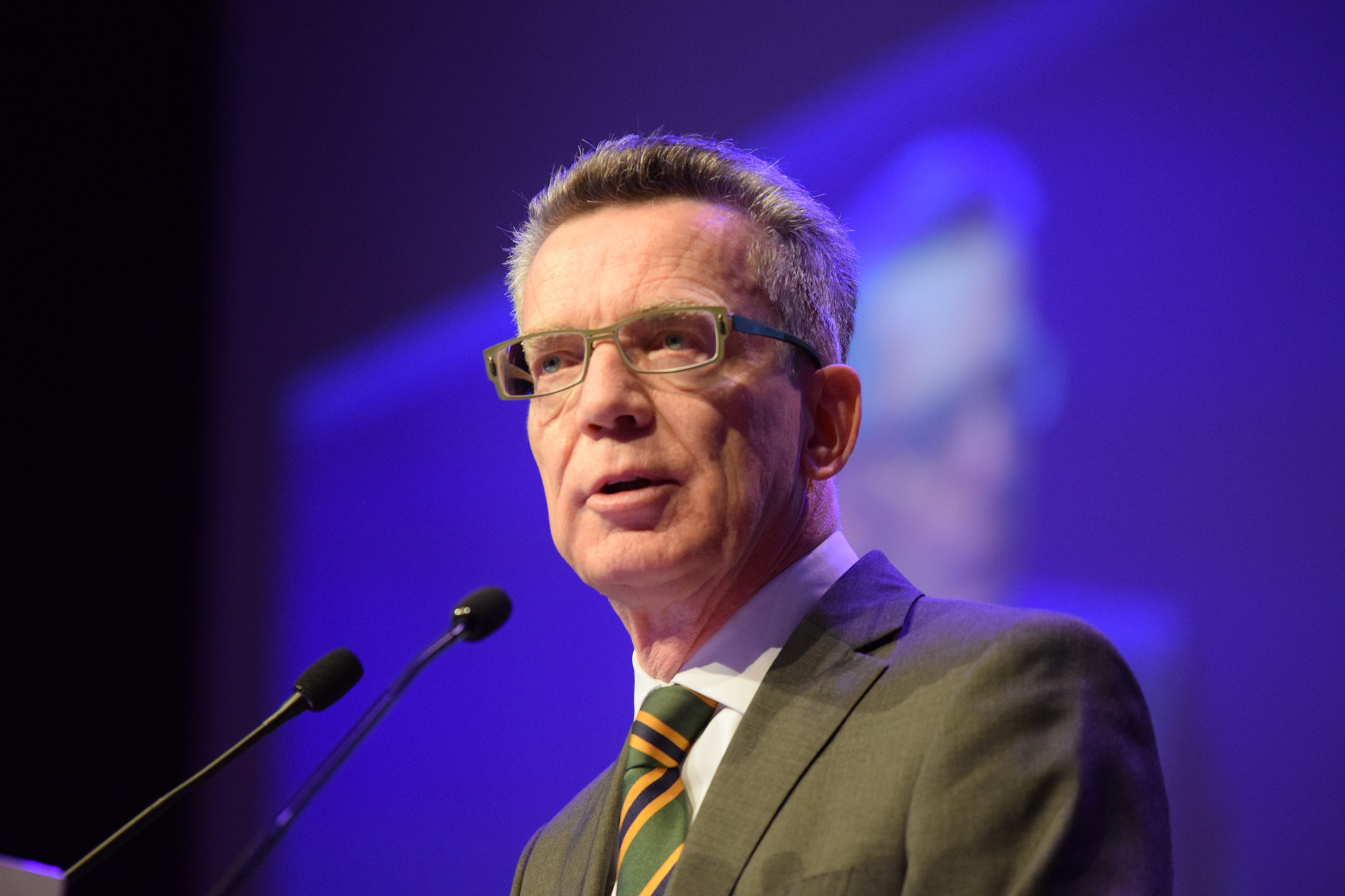 Germanwings-Absturz: De Maizière prüft Ausweispflicht bei Schengen-Flügen