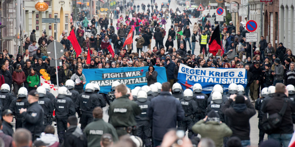 2.000 Menschen protestieren in Lübeck gegen G-7-Außenministertreffen