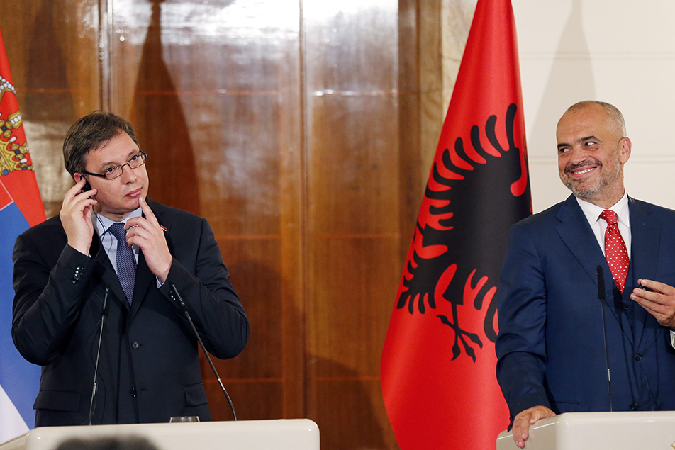 Der serbische Premier Alexander Vucic (li.) zu Besuch bei Albaniens Edi Rama in Tirana. Foto: dpa
