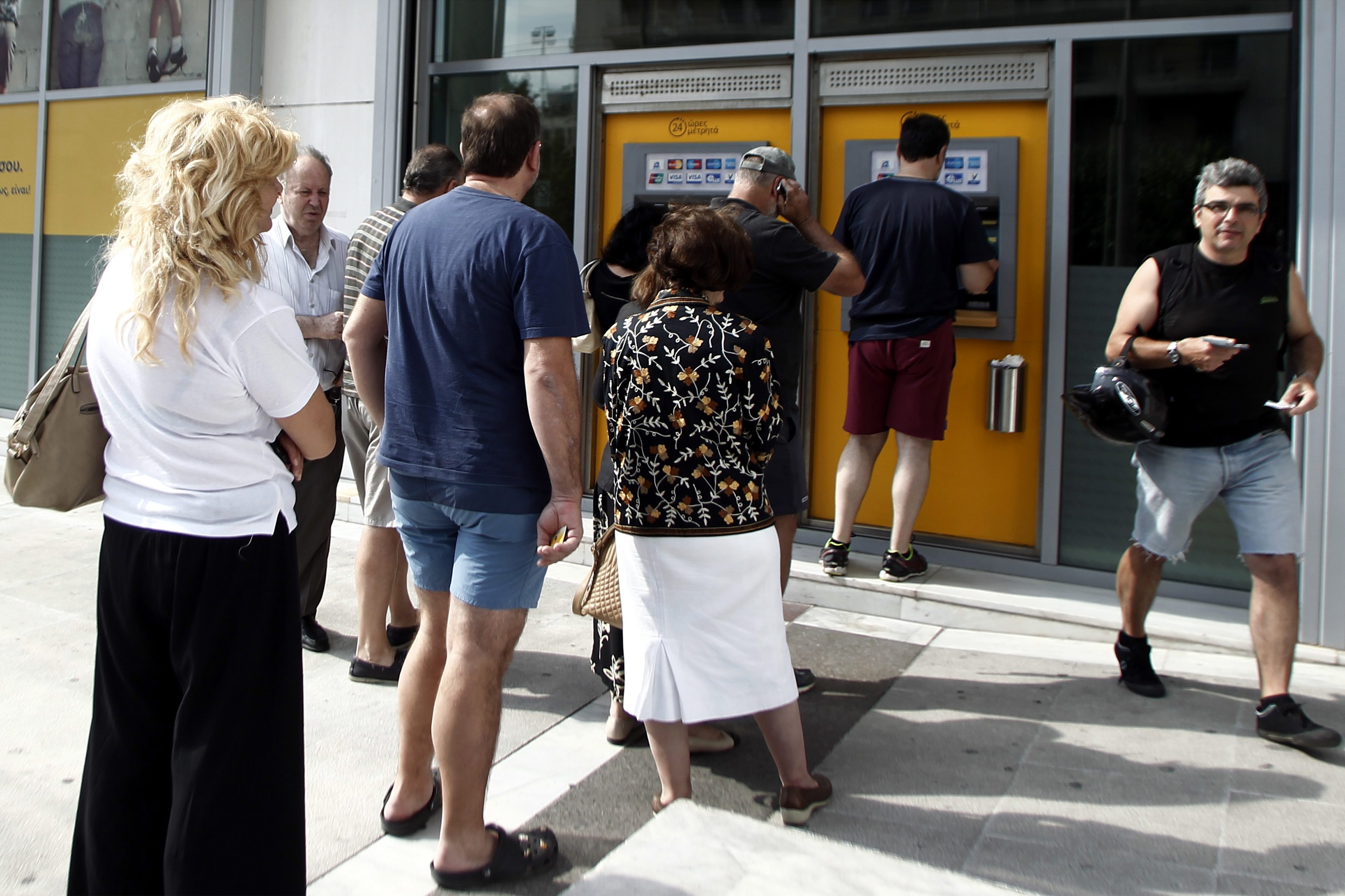 Schlangen vor griechischen Geldautomaten nach Referendumsankündigung