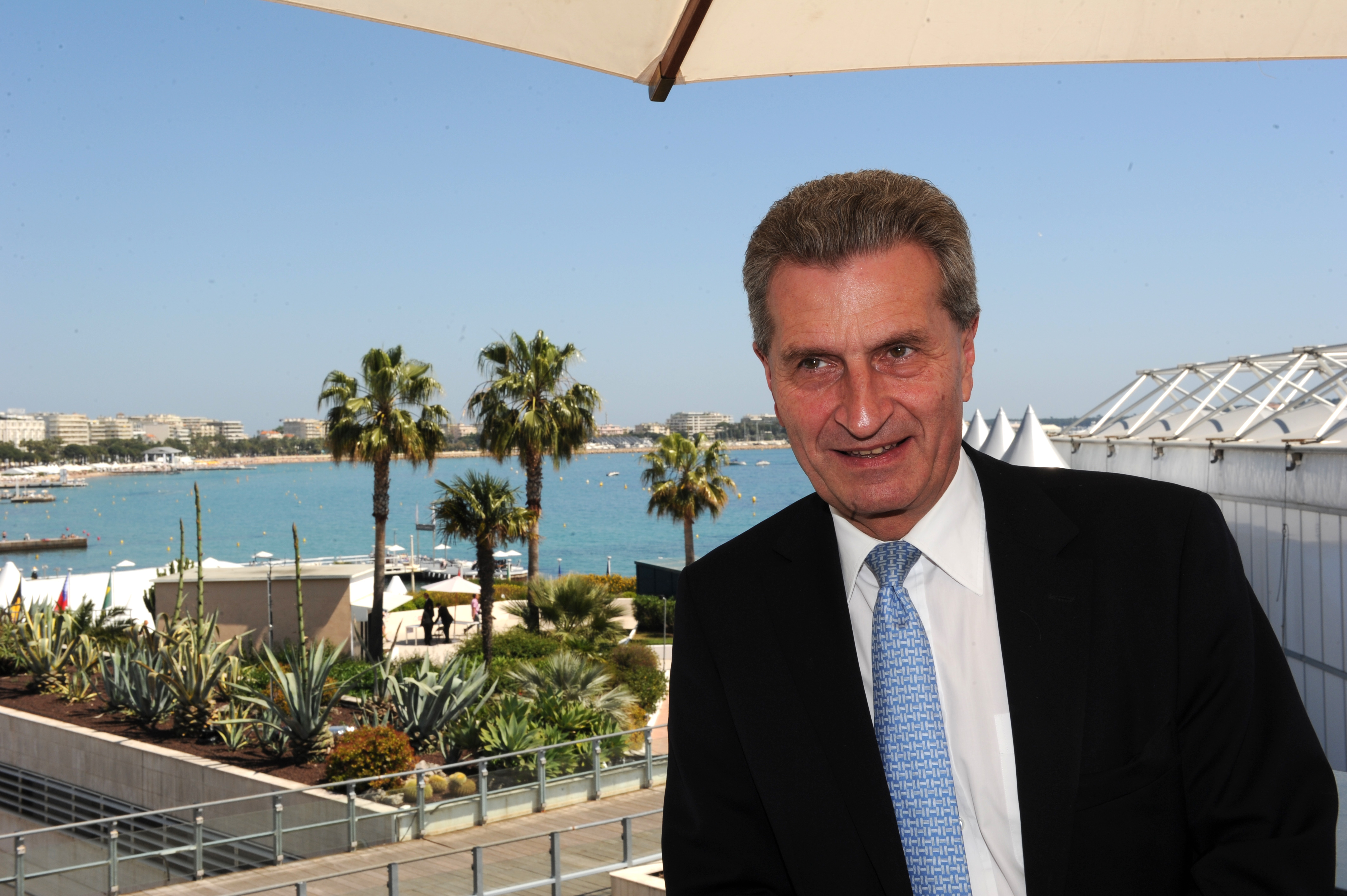 Oettinger: Roaming-Aufschläge enden wohl im Frühjahr 2017