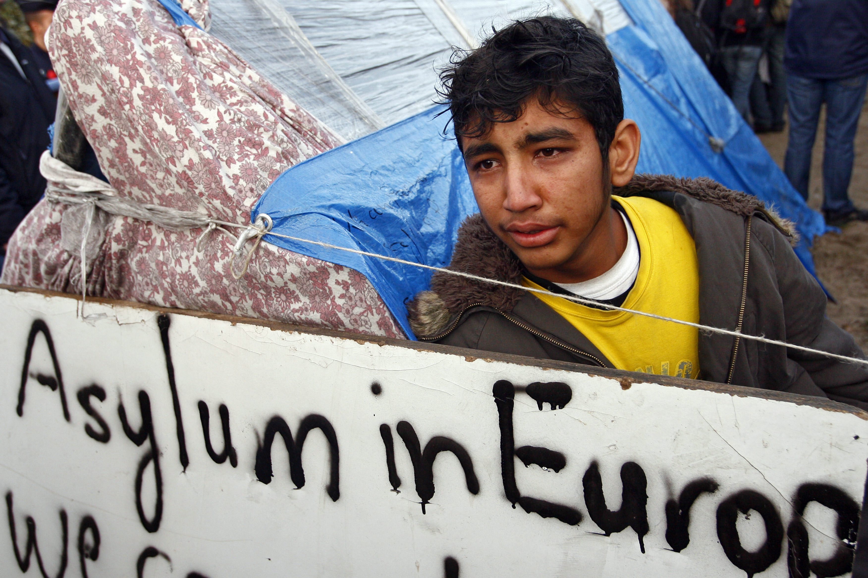 Großbritannien droht Migranten mit harten Strafen  