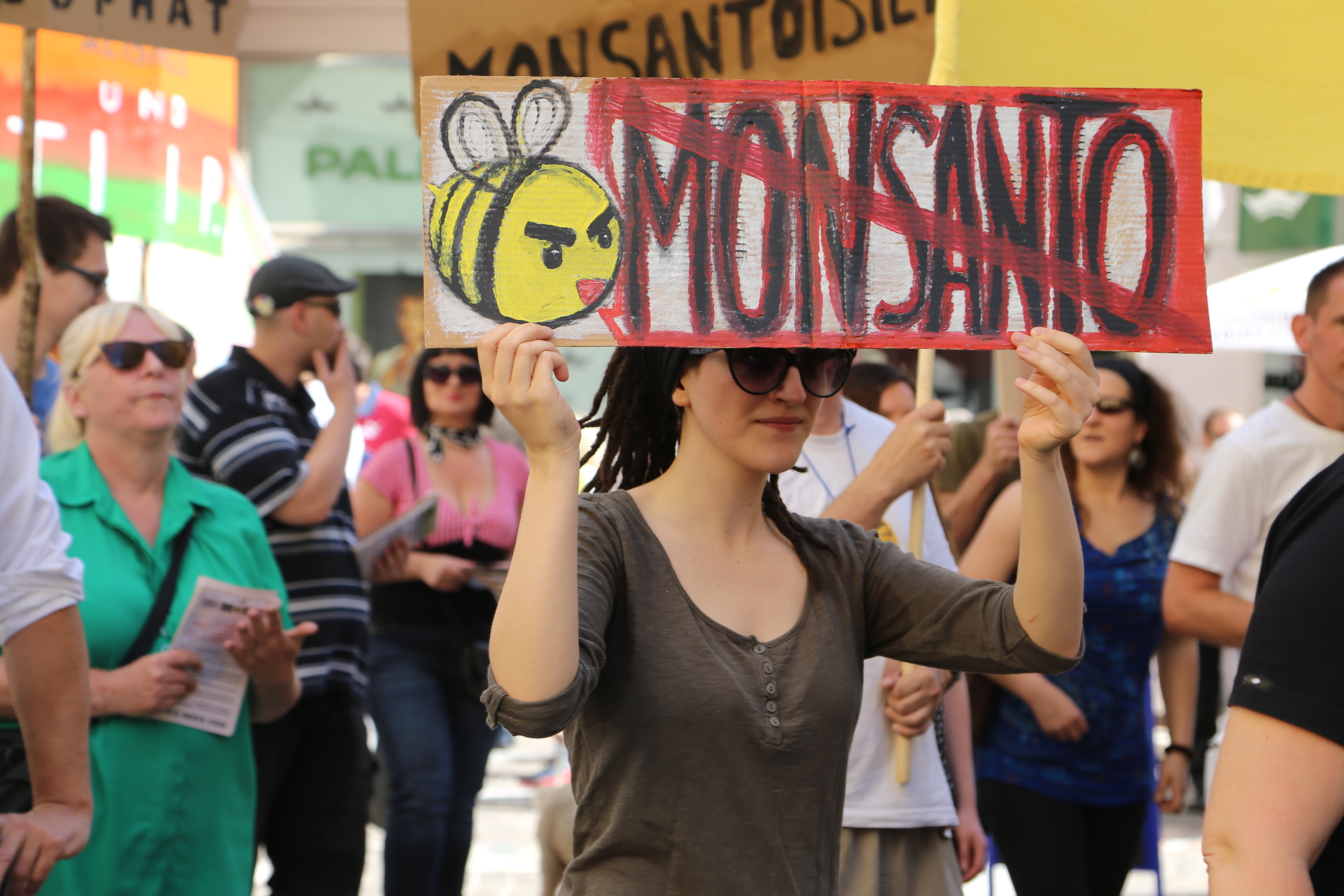 Tausende demonstrieren in Deutschland und Frankreich gegen Monsanto und Bayer