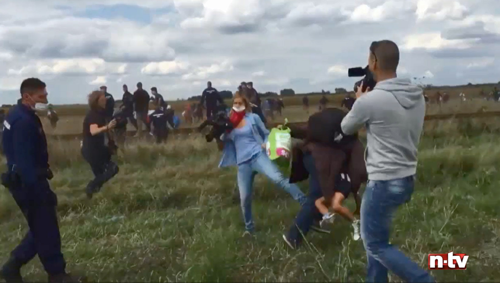Ungarische Journalistin tritt nach Flüchtlingen 