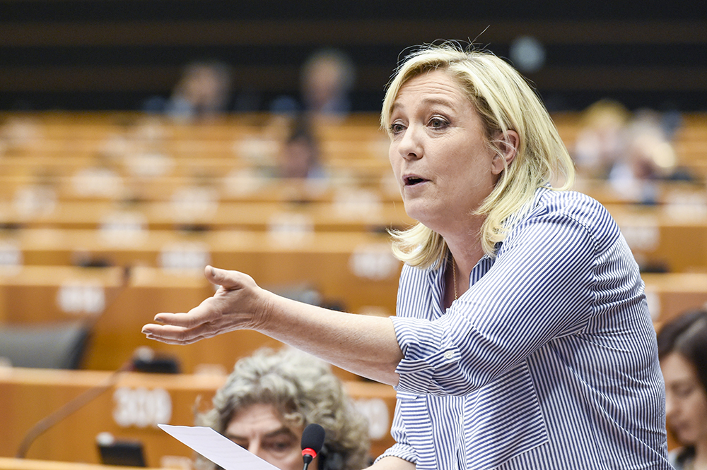 Le Pen attackiert Flüchtlingspolitik von "Kaiserin" Merkel