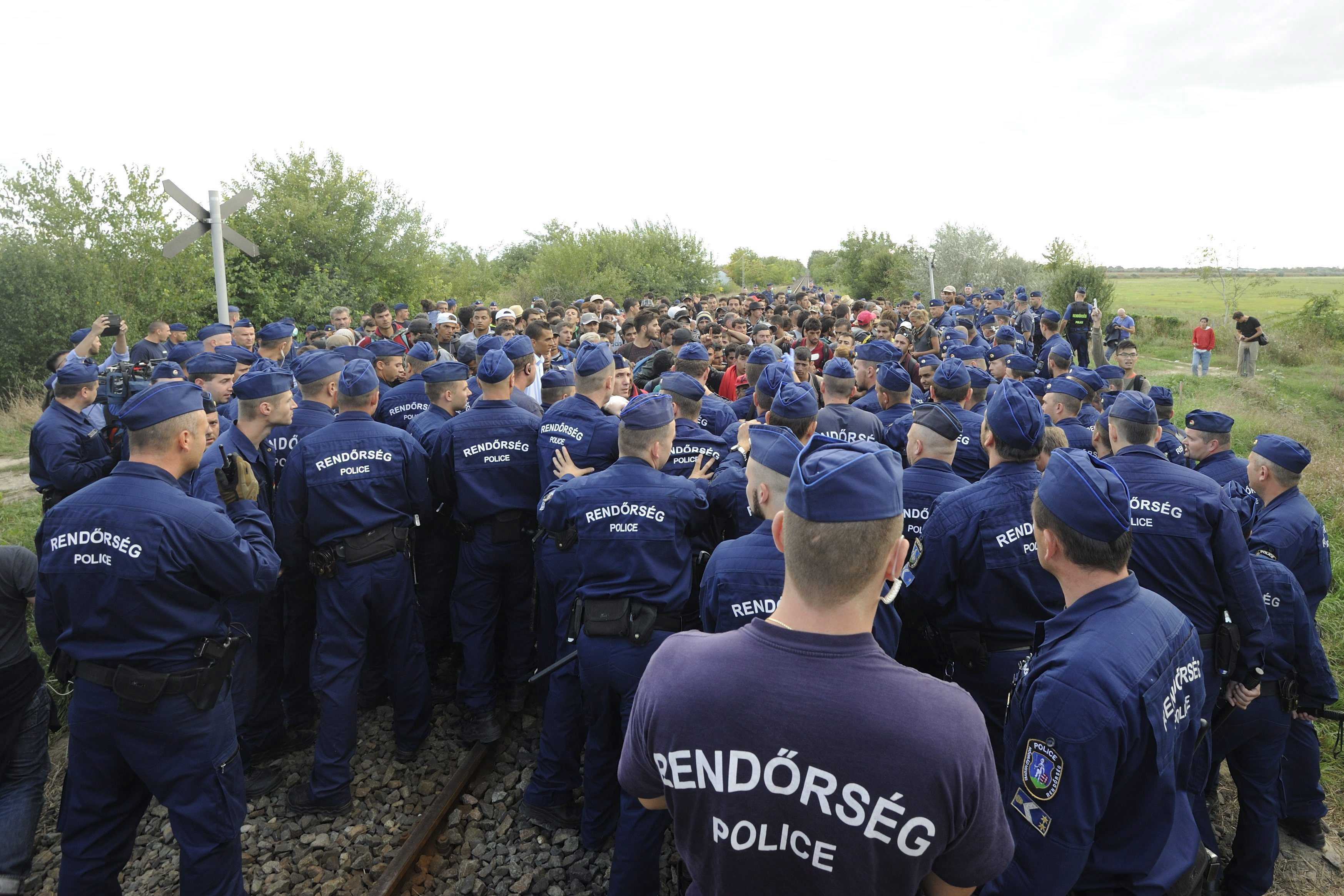 Ungarische Polizei setzt Pfefferspray gegen Flüchtlinge ein