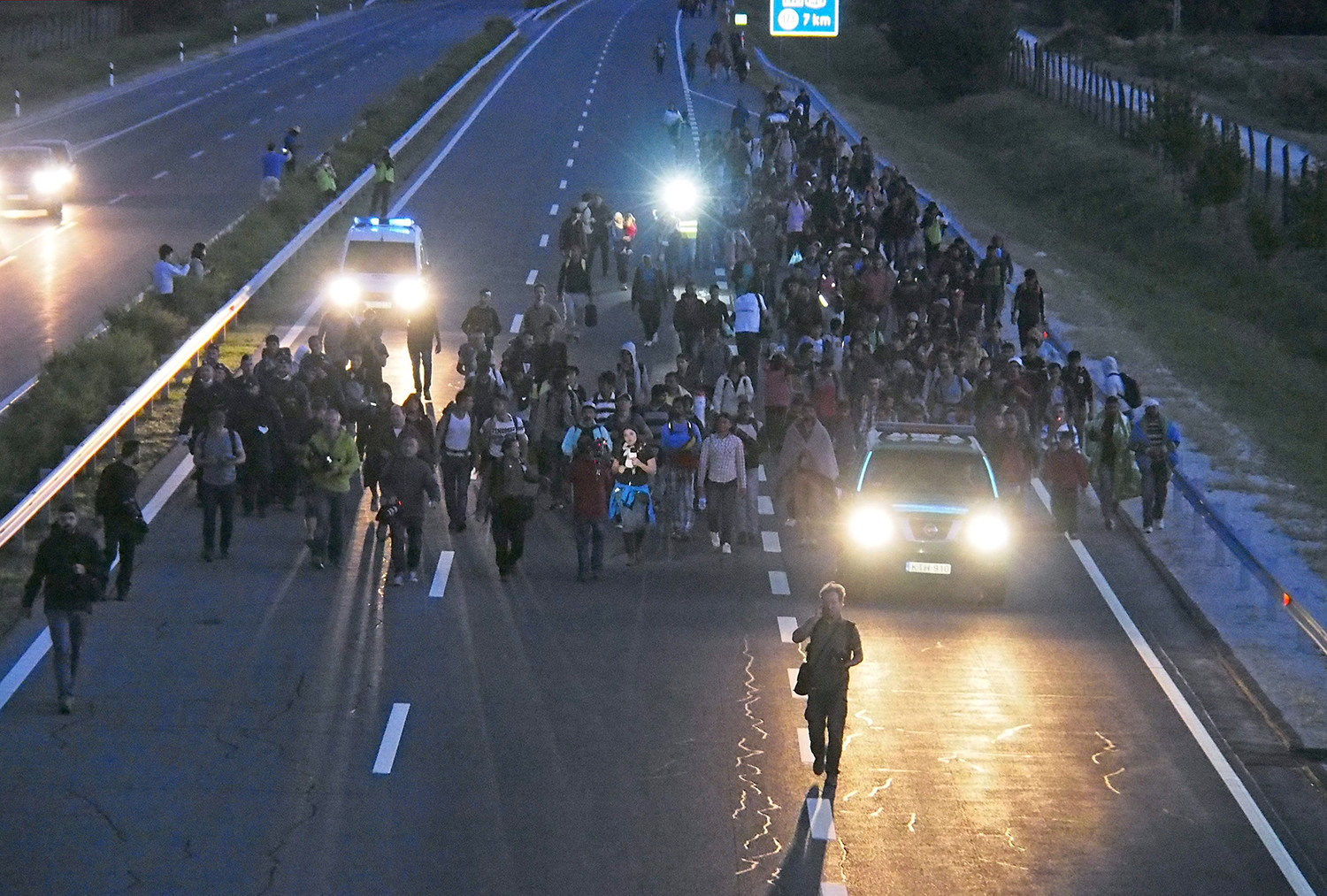 Ungarn: Flüchtlinge marschieren auf Autobahn nach Budapest 