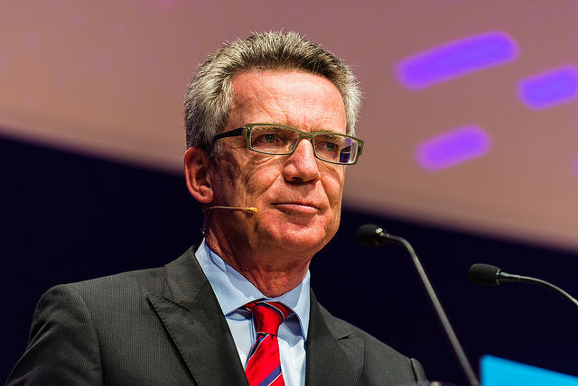 Bundesinnenminister beklagt "massiven Anstieg" fremdenfeindlicher Übergriffe auf Asylbewerber