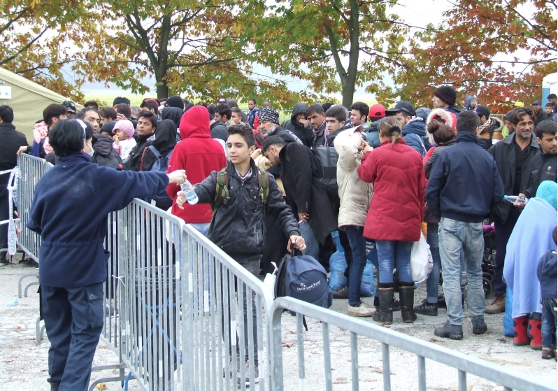 Die fast schon täglichen Forderungen aus Bayern, dem Flüchtlingsstrom nach Deutschland Einhalt zu gebieten, verhallen im Nachbarland Österreich nicht ungehört.