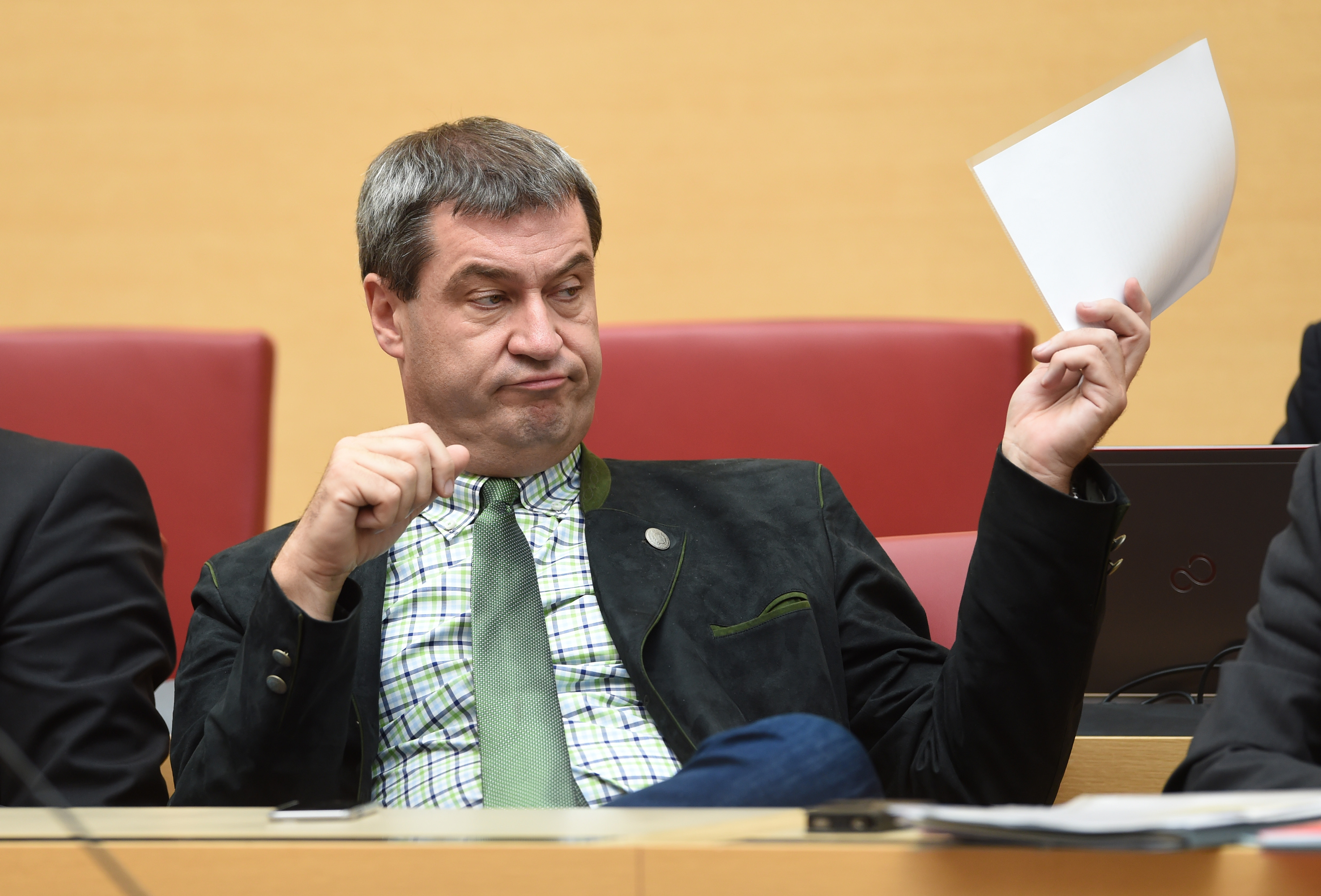 Flüchtlinge: Bayerns Finanzminister fordert Debatte über Schutz-Zäune in Europa