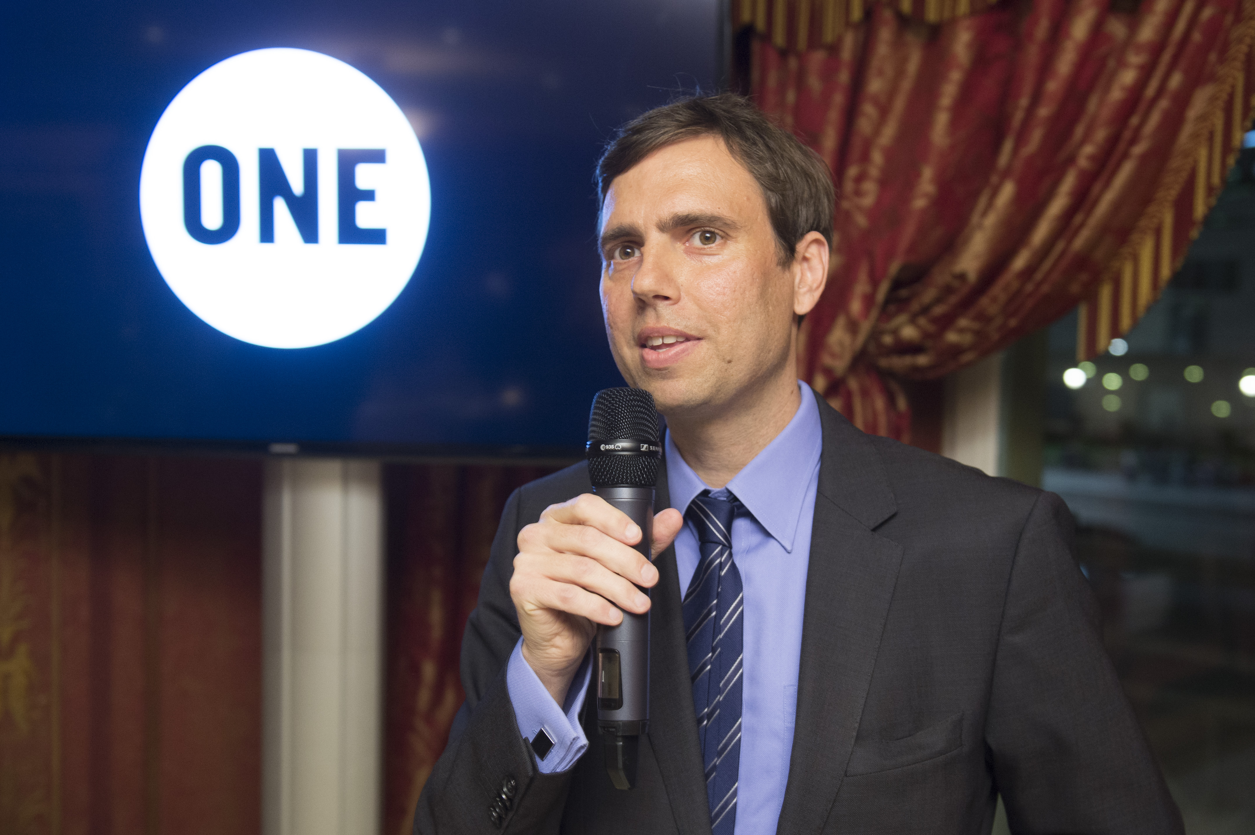 Tobias Kahler, Direktor von ONE Deutschland, schlägt „Score Cards“ zur Überprüfung der Nachhaltigen Entwicklungsziele (SDGs) vor. Foto: ONE
