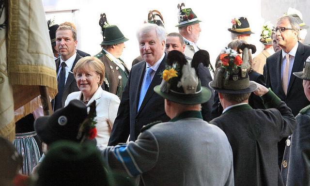 Kritik an Merkel nach Terror in Paris: Seehofer distanziert sich von Söder