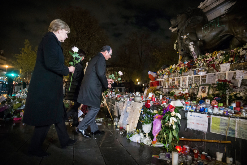 Merkel verspricht Hollande rasche Hilfe im Kampf gegen den Terror