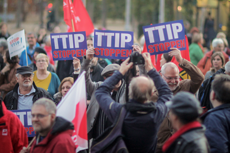 Stop TTIP überreicht mehr als drei Millionen Unterschriften