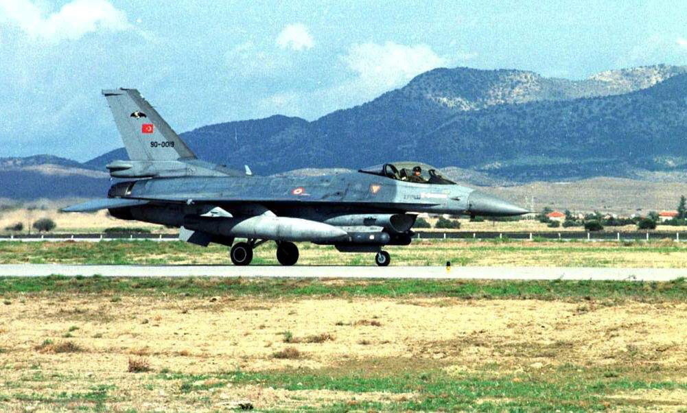 Türkische Kampfjets schießen Jet an syrischer Grenze ab