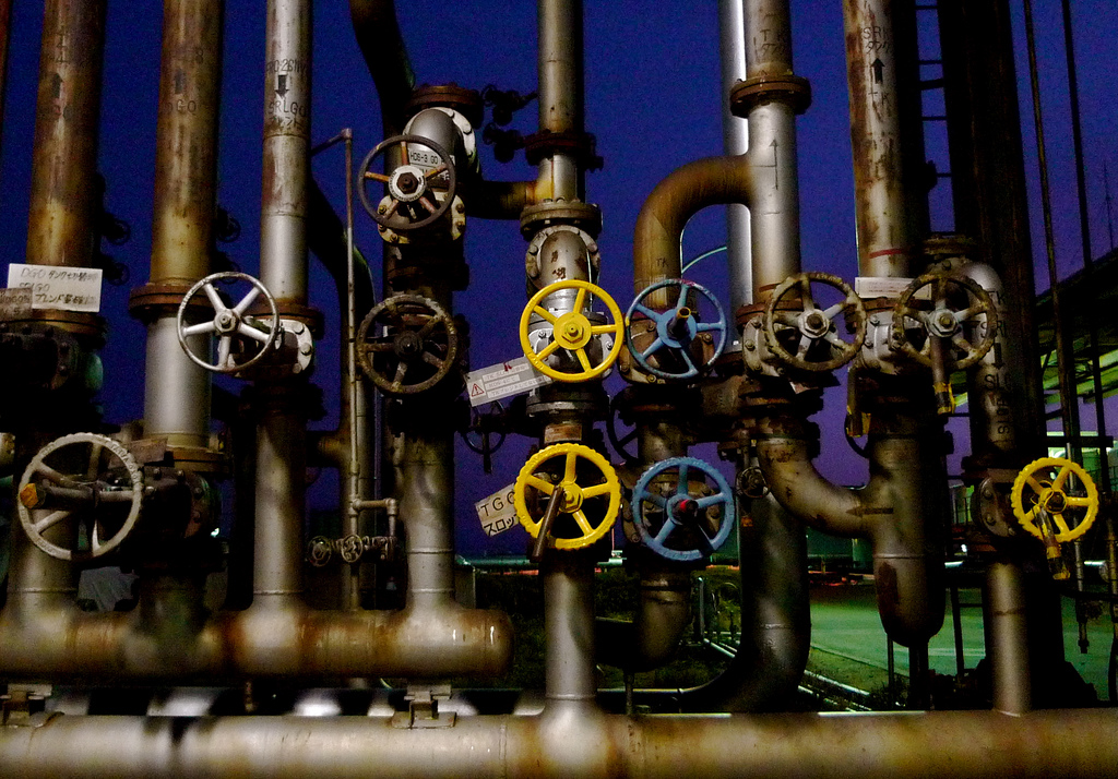 Oil_refinery_pipes_CREDIT[Isado_Flickr]