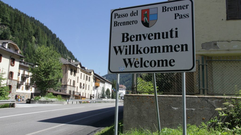 Brenner pass roadsign Wikipedia