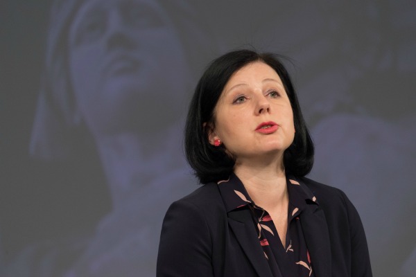 Jourova drängt auf Entschädigung durch VW