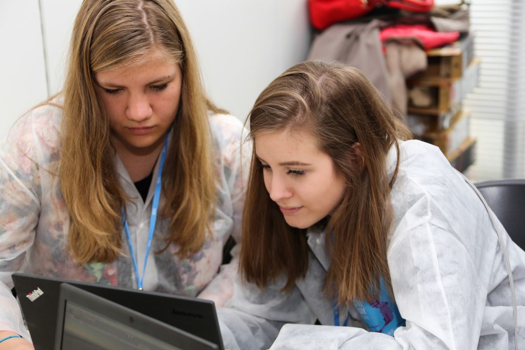 girls_ICT_computing_CREDIT[ITU Pictures_Flickr]