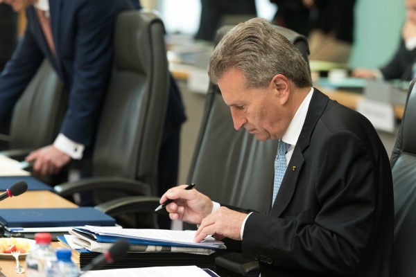 Deutsche Telekom-Vorschriften: Oettinger am Scheideweg