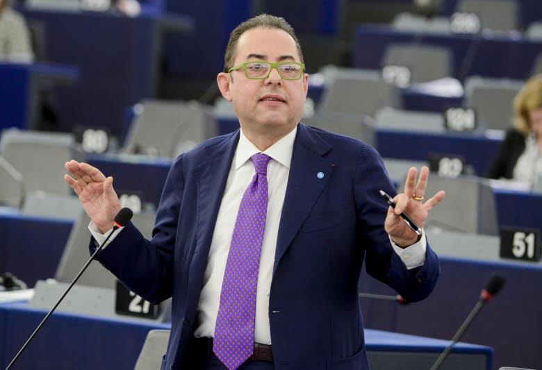Pittella trotzt und wird im Amt bestätigt