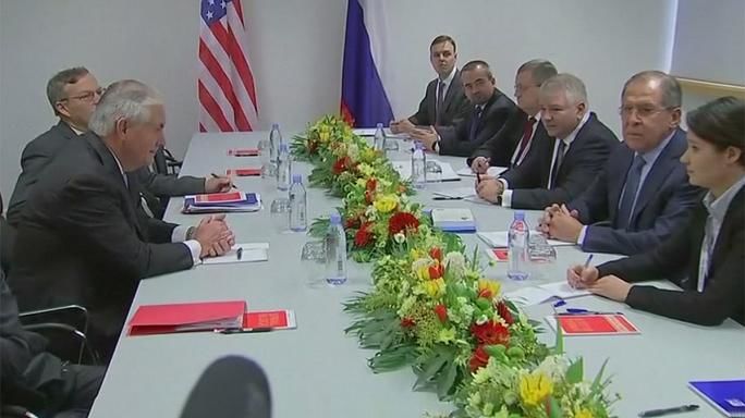 USA und Russland: Säbelrasseln statt Bruderkuss