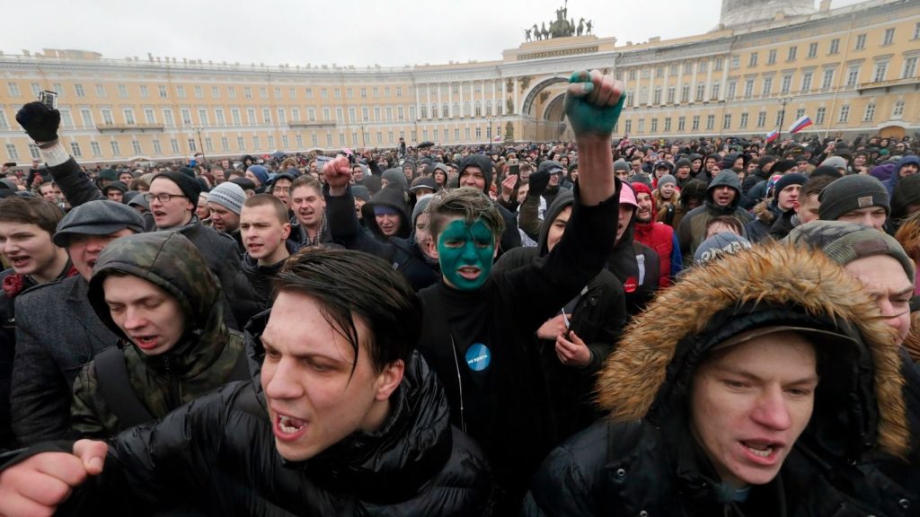 epa05872070 People take part in an opposition rally at the Dvortsovaya (Palace) square in St.Petersburg, Russia, 26 March 2017. in St.Petersburg, Russia, 26 March 2017. Thousands of Russians throughout Russia took part in so-called anti-corruption rallies organized by opposition despite of authorities ban. Earlier in March 2017 Russian opposition leader Alexei Navalny’s Anti-Corruption Fund released a report accusing Russian Prime Minister Dmitry Medvedev in owning huge properties. According to reports, dozens of demonstrators have been detained across the country as they called for the resignation of Russian Prime Minister Dmitry Medvedev over corruption allegations.  EPA/ANATOLY MALTSEV