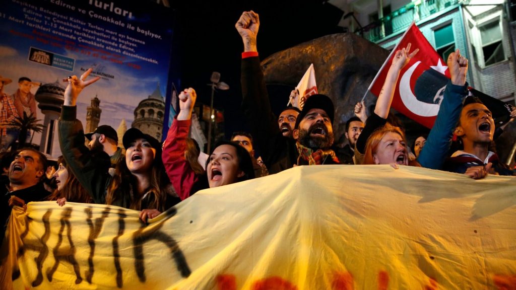 epa05913973 Protesters shout slogans during a rally against the referendum results in Istanbul, Turkey, 18 April 2017. Media reports Turkish President Erdogan won a narrow lead of the ‚Yes‘ vote in unofficial results, 17 April 2017. The proposed reform, passed by Turkish parliament on 21 January, would change the country’s parliamentarian system of governance into a presidential one, which the opposition denounced as giving more power to Turkish President Erdogan.  EPA/DENIZ TOPRAK