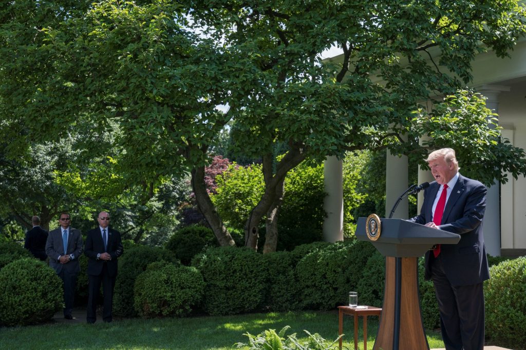 epa06004601 US President Donald J. Trump announces that the US is withdrawing from the Paris climate accord during a Rose Garden event at the White House in Washington, DC, USA, 01 June 2017.  EPA/SHAWN THEW