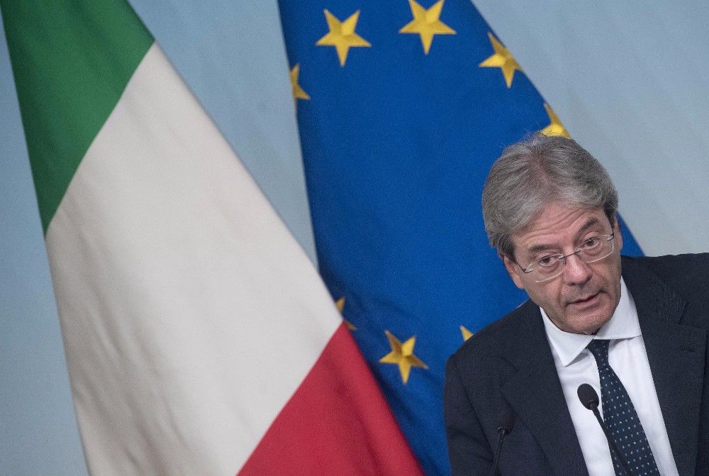 epa06049912 Italian Prime Minister Paolo Gentiloni speaks during a press conference after the Council of Ministers meeting at the Chigi Palace in Rome, Italy, 25 June 2017. A measure, on the crisis of the Venetian banks, to creates the regulatory framework for the administrative liquidation of Veneto Banca and Popolare Vicenza was approved at the meeting.  EPA/CLAUDIO PERI