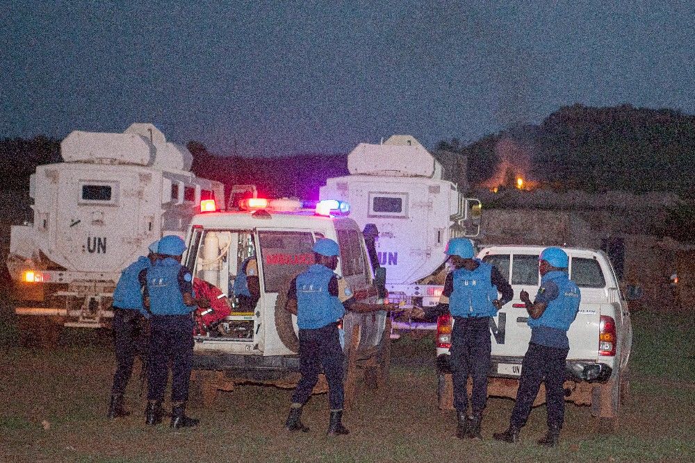 epa06037249 United Nations forces assemble at Le Campement Kangaba resort as a fire burns in the forest sourrounding the resort outside Bamako, Mali, 18 June 2017 (issued 19 June 2017). According to reports two suspected attackers were killed at Le Campement Kangaba when four assailants attacked the popular luxury resort on 18 June 2017. Malian special forces supported by UN soldiers and soldiers from a French counter terrorism force reacted and rescued 32 guests during the suspected jihadist attack.  EPA/STR