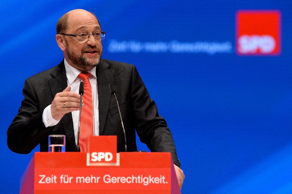 epa06049317 Martin Schulz, chairman of the Social Democratic Party (SPD) and candidate for chancellor, delivers a speech during the extraordinary federal party conference of the  SPD at the Westfalenhalle in Dortmund, Germany, 25 June 2017. The SPD holds their extraordinary federal party convention to elect the party board and adopt the party’s manifesto for the general elections in Germany which are scheduled for 24 September 2017.  EPA/SASCHA STEINBACH