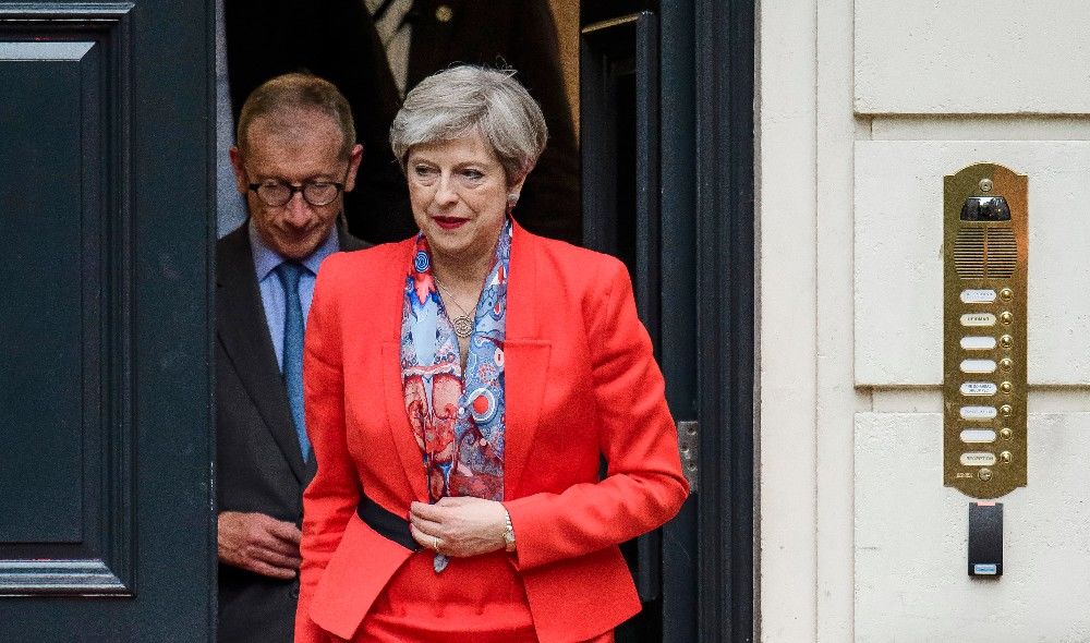 epa06018069 British Prime Minister Theresa May (R) and her husband Philip leave the Conservative headquarters in central London, England, Britain, 09 June 2017. Britain is heading to a Hung Parliament following the general election results as the Conservative Party failed to win an overall majority. British voters went to the polls on 08 June, to cast their ballot to elect a total of 650 Westminster Members of Parliament to form the next British Government, in a General Election called by British Prime Minister Theresa May.  EPA/FACUNDO ARRIZABALAGA
