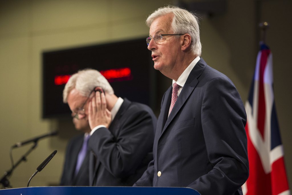Michel Barnier und David Davis (links)