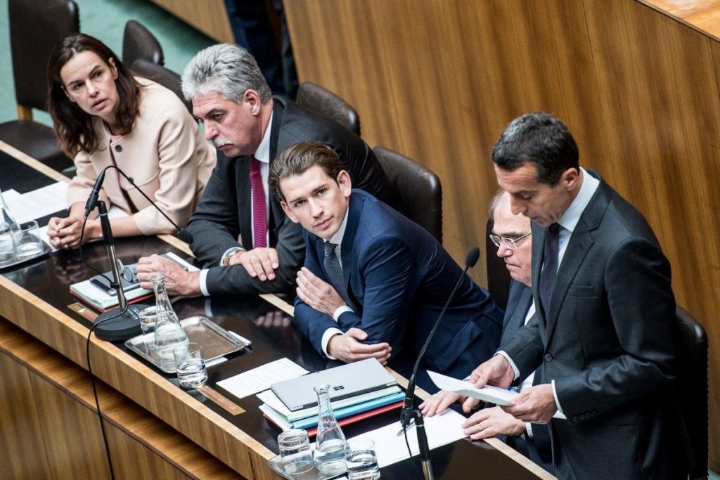 epa05967481 Austrian Minister of Foreign Affairs and new leader of the Austrian Peoples Party (OeVP) Sebastian Kurz (3-L) listens to a speech by Austrian Chancellor and head of the Social Democratic Party (SPOe) Christian Kern (R) during a session of the national assembly at the parliament in Vienna, Austria, 16 May 2017.  EPA/CHRISTIAN BRUNA